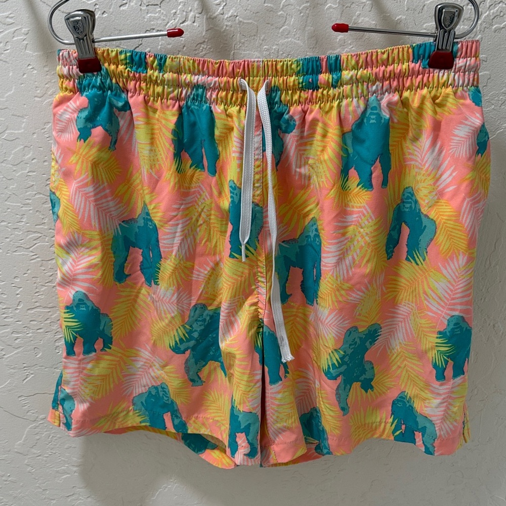 Chubbies Men’s “Rumble in the Jungle” Swim Trunks XL 5.5” - XL
